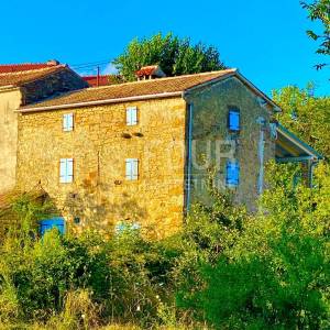 Istra, Cerovlje - okolica, kamena kuća + gospodarski objekt