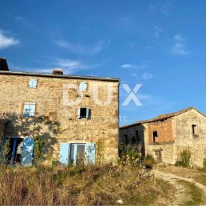 ISTRA, DRAGUĆ - dvije kuće + 3.265 m2 građevinskog zemljišta sa 6 ucrtanih kuća! PRILIKA!