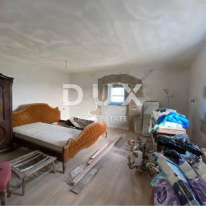 ISTRA, DRAGUĆ - dvije kuće + 3.265 m2 građevinskog zemljišta sa 6 ucrtanih kuća! PRILIKA!