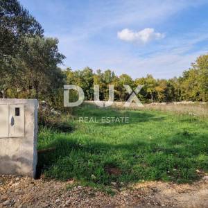 ISTRA, DUGA UVALA - Građevinsko zemljište s  ishodovanom građevinskom dozvolom