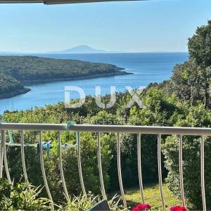ISTRA, DUGA UVALA - Studio apartman s predivnom terasom - POGLED NA MORE!!