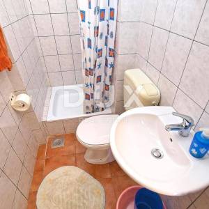 ISTRA, FAŽANA - Etaža kuće s 4 apartmana i vrtom - 500 m OD MORA!!
