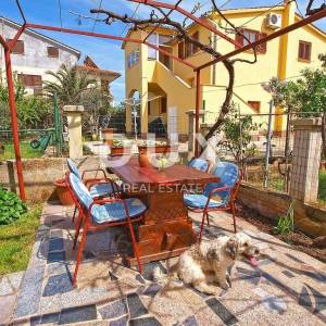ISTRA, FAŽANA - Etaža kuće s 4 apartmana i vrtom - 500 m OD MORA!!