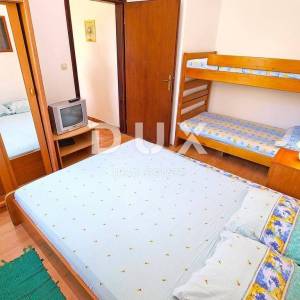 ISTRA, FAŽANA - Etaža kuće s 4 apartmana i vrtom - 500 m OD MORA!!