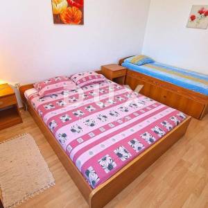 ISTRA, FAŽANA - Etaža kuće s 4 apartmana i vrtom - 500 m OD MORA!!