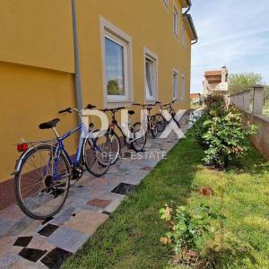 ISTRA, FAŽANA - Etaža kuće s 4 apartmana i vrtom - 500 m OD MORA!!