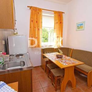 ISTRA, FAŽANA - Etaža kuće s 4 apartmana i vrtom - 500 m OD MORA!!