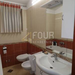 Istra, Fažana, kuća + 2 poslovna prostora + apartman