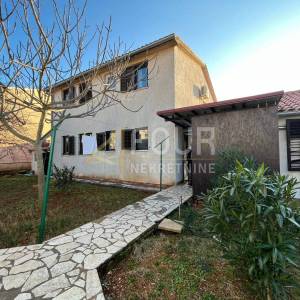 Istra, Fažana, kuća + 2 poslovna prostora + apartman