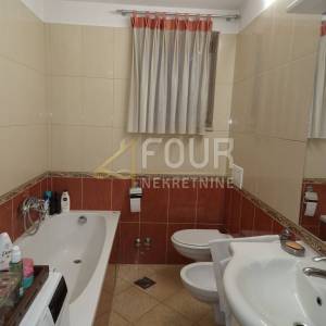Istra, Fažana, kuća + 2 poslovna prostora + apartman