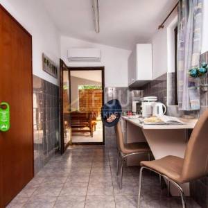 Istra, Fažana, kuća + 2 poslovna prostora + apartman