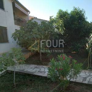 Istra, Fažana, kuća + 2 poslovna prostora + apartman