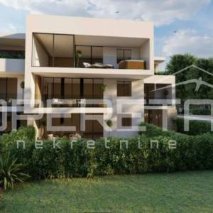 
Istra, Funtana- trosobni stan s terasama i modernim sadržajima 700 m od mora