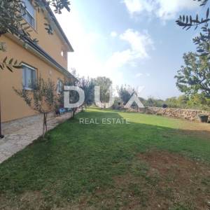 ISTRA, GALIŽANA - Kuća s predivnom okućnicom i bazenom