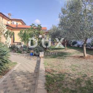 ISTRA, GALIŽANA - Kuća s predivnom okućnicom i bazenom