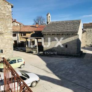 ISTRA, GRAČIŠĆE - Kuća u samom centru naselja