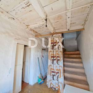 ISTRA, GROŽNJAN, OKOLICA - starina za adaptaciju sa zemljištem od 60.000 m²