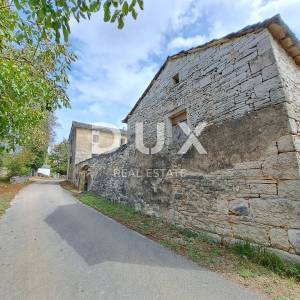 ISTRA, GROŽNJAN, OKOLICA - starina za adaptaciju sa zemljištem od 60.000 m²