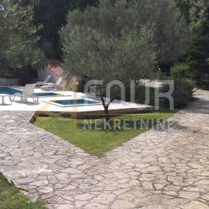 Istra, hotel 50m od mora, izvrsna investicija!