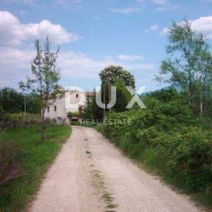 ISTRA, HUM - imanje sa 8,4 ha zemljišta