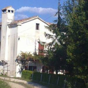 ISTRA, HUM - imanje sa 8,4 ha zemljišta