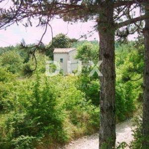 ISTRA, HUM - imanje sa 8,4 ha zemljišta
