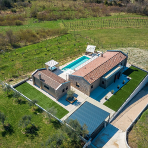 ISTRA, HUM - Moderna vila s prekrasnim pogledima smještena na neponovljivoj  lokaciji