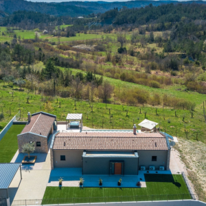ISTRA, HUM - Moderna vila s prekrasnim pogledima smještena na neponovljivoj  lokaciji