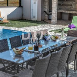 ISTRA, JADREŠKI - Kuća s velika tri stana bazenom i okućnicom! Najam!