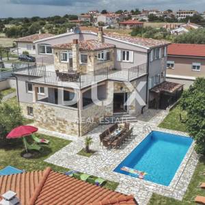 ISTRA, JADREŠKI - Kuća s velika tri stana bazenom i okućnicom! Najam!