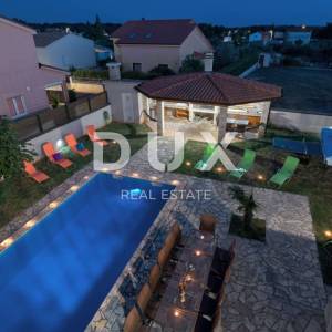 ISTRA, JADREŠKI - Kuća s velika tri stana bazenom i okućnicom! Najam!