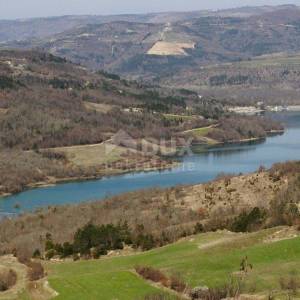 ISTRA, JURADI - Starina za adaptaciju s 9000m2 poljoprivrednog zemljišta