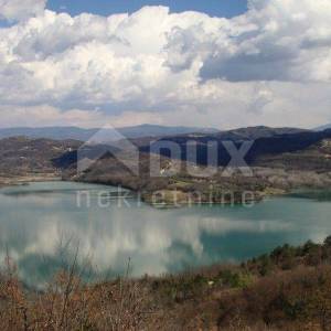 ISTRA, JURADI - Starina za adaptaciju s 9000m2 poljoprivrednog zemljišta