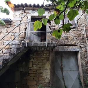 ISTRA, JURADI - Starina za adaptaciju s 9000m2 poljoprivrednog zemljišta