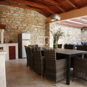 Istra, Kanfanar - okolica, kamena vila s bazenom
