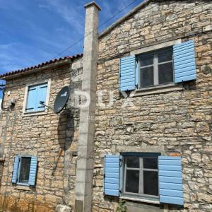 ISTRA, KANFANAR - Simpatična istarska kuća + 490 m2 građevinskog zemljišta!