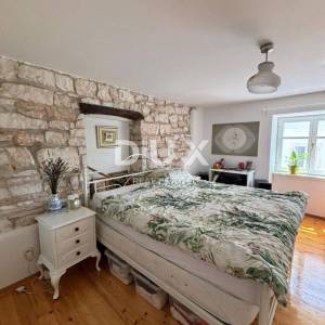 ISTRA, KANFANAR - Simpatična istarska kuća + 490 m2 građevinskog zemljišta!