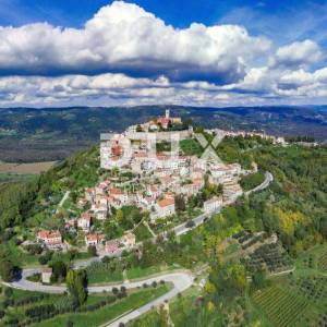 ISTRA, KAROJBA - Kuća s velikom okućnicom i pogledom