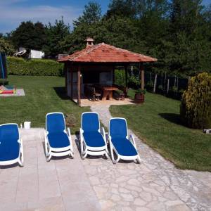 ISTRA, KAROJBA - Kuća s velikom okućnicom i pogledom