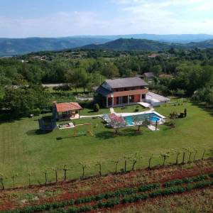ISTRA, KAROJBA - Kuća s velikom okućnicom i pogledom