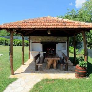 ISTRA, KAROJBA - Kuća s velikom okućnicom i pogledom