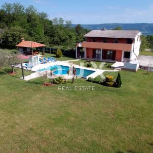 ISTRA, KAROJBA - Kuća s velikom okućnicom i pogledom