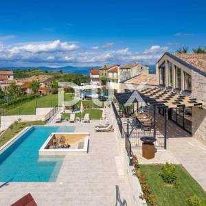 ISTRA, KAŠĆERGA - luksuzna vila s bazenom i okućnicom smještena u središnjoj Istri