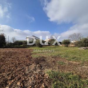 ISTRA, KAŠTELIR - Građevinsko zemljište s idejnim projektom i pogledom na more