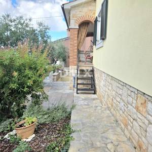 ISTRA, KAŠTELIR - Privatna vila na mirnoj lokaciji s panoramskim pogledom na more