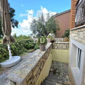 ISTRA, KAŠTELIR - Privatna vila na mirnoj lokaciji s panoramskim pogledom na more