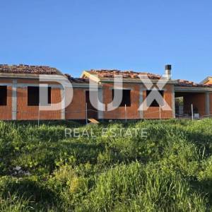 ISTRA, KAŠTELIR - Tri prizemnice s bazenom, novogradnja