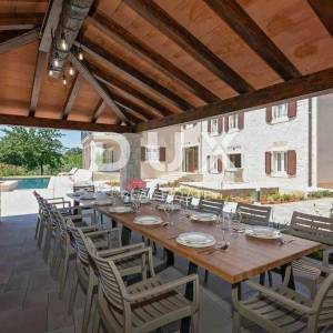 ISTRA, KAŠTELIR - Vila s bazenom i velikom okućnicom