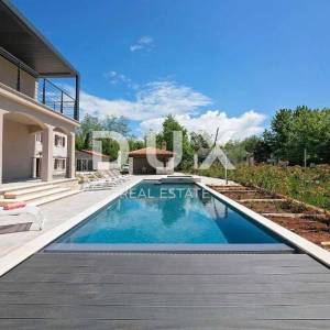 ISTRA, KAŠTELIR - Vila s bazenom i velikom okućnicom