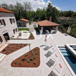 ISTRA, KAŠTELIR - Vila s bazenom i velikom okućnicom